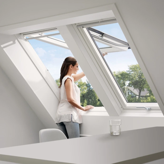VELUX Klapp-Schwingfenster im hellen Wohnraum unter dem Dach mit freiem Ausblick